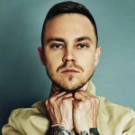 Исполнитель: Артем Пивоваров